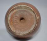 NABEUL
Vase soliflore en faïence émaillée
H.: 17 cm (éclats au col)