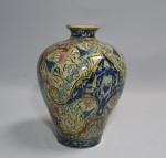 PERSE
Vase pansu en faïence émaillée à décor polychrome
H.: 18 cm