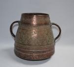 JARRE en cuivre gravé d'arabesques, deux anses latérales
Probablement syrien
H.: 30...