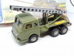 JOUSTRA, 2 jouets militaires : 1 camion en tôle lance...