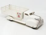 MARX, USA 1940, grand  camion en tôle laquée blanc,...