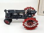 ERTL (1992) tracteur agricole Farmall en zamac laqué gris, échelle...