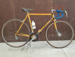 Un vélo de course PEUGEOT – jaune orangé – H :...