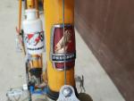 Un vélo de course PEUGEOT – jaune orangé – H :...
