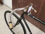 Un vélo PEUGEOT, vers 1915 – noir - poignées en...