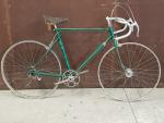 Un vélo de course – vert – sans marque –...