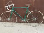 Un vélo de course – vert – sans marque –...