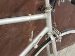 Un vélo de course – gris argent – sans marque...