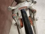 Un vélo de course – gris argent – sans marque...