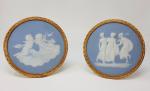 LIMOGES - Une paire de médaillons en biscuit bleu et...