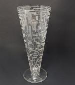 BACCARAT - un vase tronconique en cristal gravé à décor...