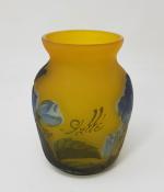 GALLE TIP - Un vase en verre multicouche à décor...