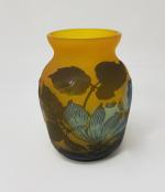 GALLE TIP - Un vase en verre multicouche à décor...