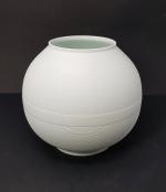 BERNARDAUD à LIMOGES - Un vase boule en porcelaine blanche...