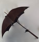 Une ombrelle manche en bois exotique et placage de palissandre...