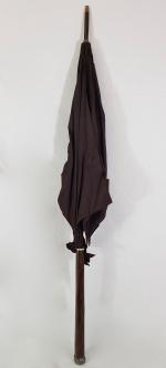 Une ombrelle manche en bois exotique et placage de palissandre...