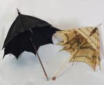 Une ombrelle en bois peint pommeau en porcelaine à décor...