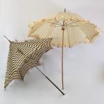 Une ombrelle manche en bois de palme - poignée en...