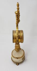 Une pendule lyre en bronze doré à décor de guirlandes...