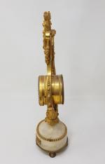 Une pendule lyre en bronze doré à décor de guirlandes...