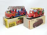2 jouets pompiers en tôle lithographiée, à friction  :MT...