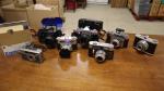 Un lot d'appareils photos argentiques comprenant un ZENITH 11, un...
