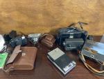 Un lot comprenant deux appareils photo argentiques, une caméra Instamatic...