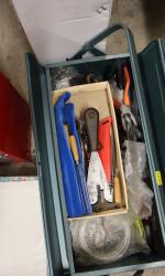 Une caisse à outils en métal laqué bleu et son...
