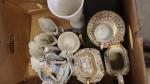 Un lot de porcelaines diverses dont vases d'Eglise, pièces dépareillées...