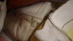 Un rack de linge de maison comprenant nappes, serviettes brodées,...