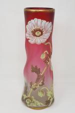 Un vase en verre à décor floral émaillé polychrome et...