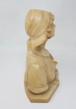 Un buste de jeune fille en albâtre sculpté - Epoque...
