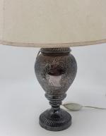 Une lampe en métal argenté - style Louis XV -...