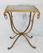 Une petite table de salon en métal doré et plateau...