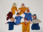Sept marionnettes en carton bouilli et tissu coloré - époque...