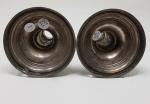 Une paire de bougeoirs en bronze argenté - fût cannelé...