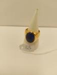 Bague ornée d'un lapis-lazuli dépoli TDD 61 or 18 carats...