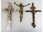 Un lot de trois crucifix : deux en bronze -...