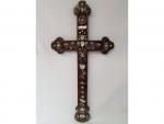 Une croix catholique en bois exotique incrusté de nacre ...