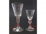 Deux verres à pied filigranés rouge - Namur - époque...