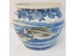 Un cache-pot en porcelaine - à décor de poissons gris...