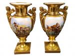 Une paire de vases en porcelaine de Paris à décor...