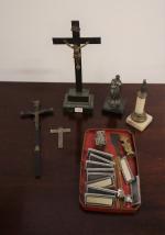 Un lot comprenant sujets religieux dont crucifix et statuettes, lot...