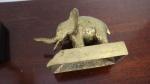 Un lot comprenant un éléphant en bronze titré "Digital 95"...