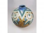 KERAMIS - Un vase boule en grès à décor floral...