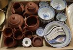 Un lot de vaisselle dépareillée asiatique moderne en porcelaine et...