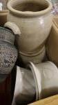 Un lot d'objets décoratifs en faïence et porcelaine comprenant vases,...