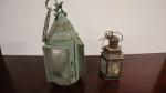 Deux lanternes en métal patiné et verre (corrosion) - H.:...