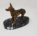 Un chien en bronze doré - socle en marbre -...