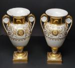 Une paire de vases en porcelaine blanche à décor de...